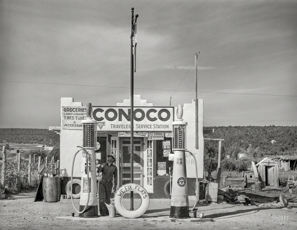 Photo showing: Petro Pueblo -- July 1940. Filling station is only building of modern design in the Spanish-American village of Penasco, New Mexico.