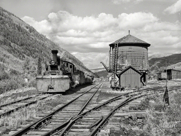 Photo showing: Telluride Tracks -- September 1940. Narrow gauge railway yards, train and water tank at Telluride, Colorado.