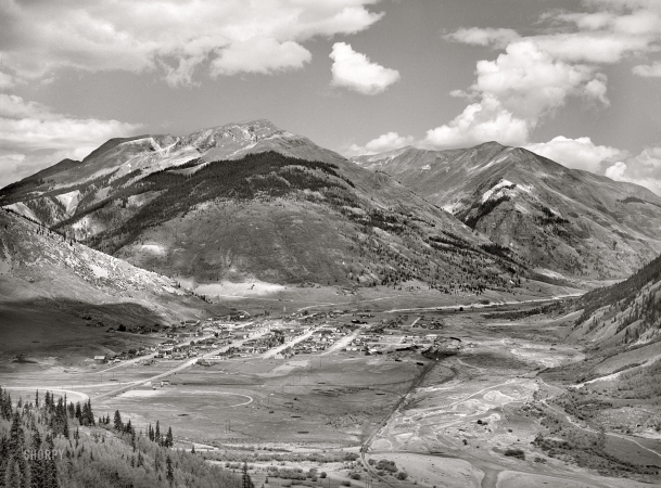 Photo showing: Silverton, Colorado -- September 1940. Silverton lies in a valley at 9,400 feet elevation. Animas River can be seen at right.
