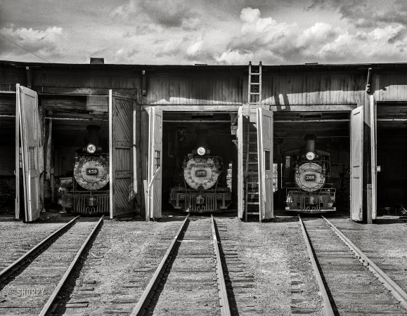 Photo showing: Garage à Trois -- September 1940. Locomotives in roundhouse. Durango, Colorado.