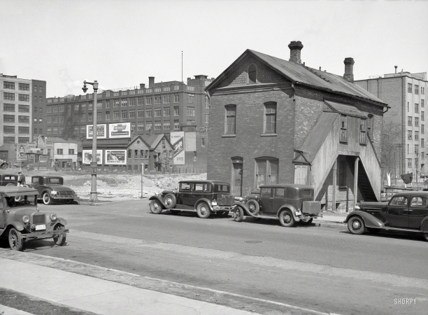 Photo showing: City Life -- April 1936. Exterior of house at 912 North 8th Street. Milwaukee, Wisconsin.