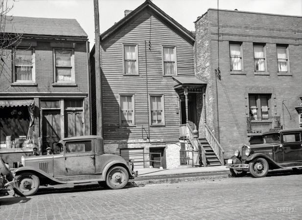 Photo showing: Jackson Street -- April 1936. House at 437 North Jackson Street. Milwaukee, Wisconsin.
