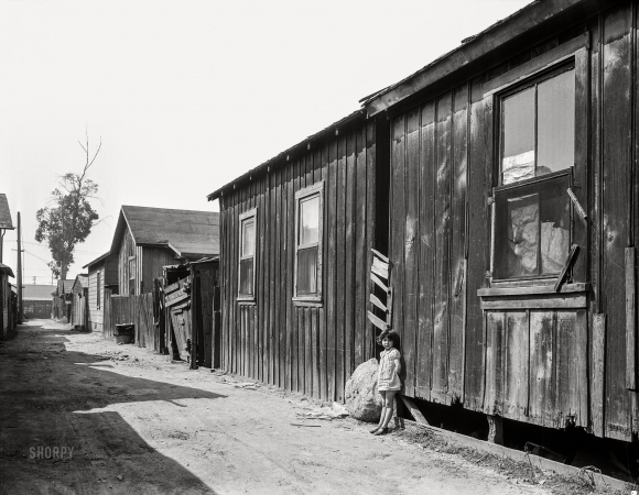 Photo showing: L.A. Alley -- February 1936. Mexican quarter of Los Angeles. One-quarter mile from City Hall.