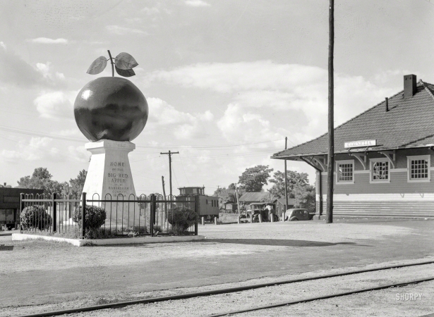 Photo showing: The Big Apple -- June 1936. Apple monument at depot of Cornelia, Georgia.