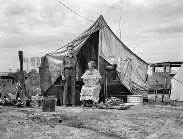Photo showing: Citrus Squatters -- November 1936. Squatter camp on the flat where families live
during the orange picking season near Porterville, California.