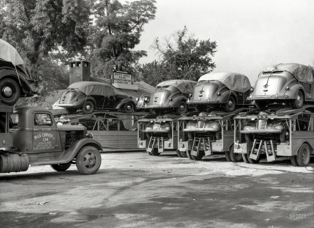 Photo showing: Amity Hall -- August 1937. Automobile convoys at Amity Hall, Pennsylvania.