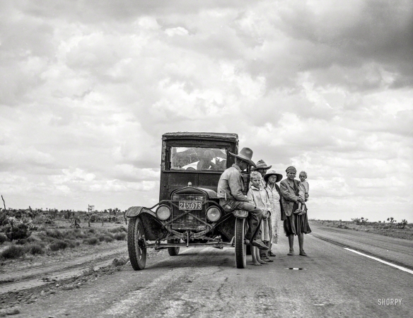 Photo showing: Family Truckster -- May 1937. One of three related Oklahoma drought refugee families on
the highway near Lordsburg, New Mexico, going to Roswell to chop cotton. 