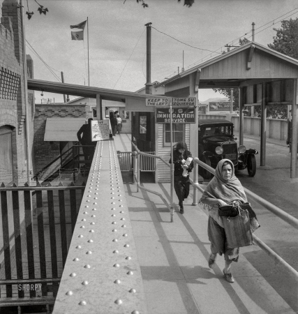 Photo showing: International Abuela -- May 1937. Crossing the international bridge between Juarez, Mexico, and El Paso, Texas.