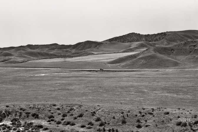 Photo showing: Route 99 -- April 1939. U.S. 99 on ridge over Tehachapi Mountains.
Heavy truck route between Los Angeles and San Joaquin Valley.