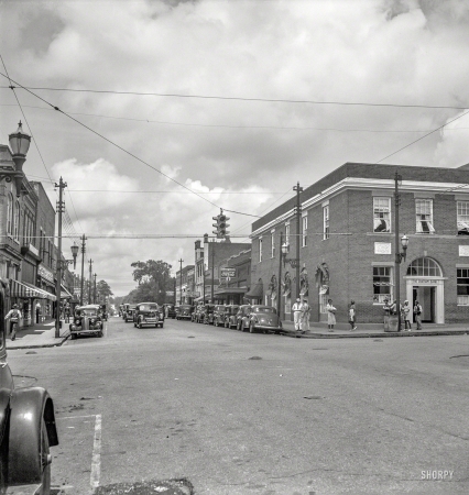 Photo showing: Bee Movie -- July 1939. The main street, Chatham Avenue, of Siler City, North Carolina.
