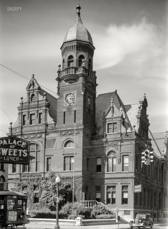 Photo showing: Hoosier Gothic -- June 1938. City hall and courthouse in Vincennes, Indiana.