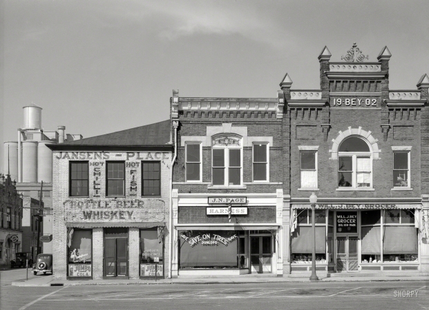 Photo showing: Jumbo Cola: 1938 -- June 1938. Stores on Sunday. Vincennes, Indiana.