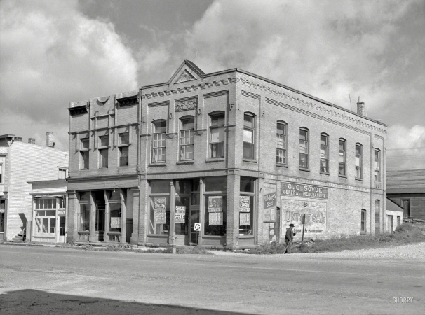 Photo showing: Biwabik Derelict -- August 1937. Vacant building. Biwabik, Minnesota.
