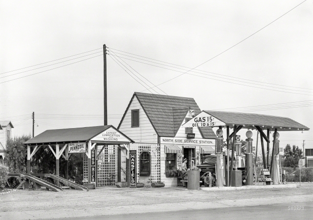 Photo showing: Expert Lubrication -- February 1939. Service station in Harlingen, Texas.