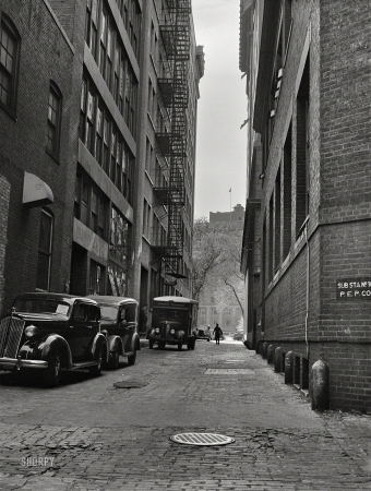 Photo showing: Northwest Passage -- May 1939. Washington, D.C. Alleyway [Zei Alley] between H, I, 14th and 15th streets N.W.