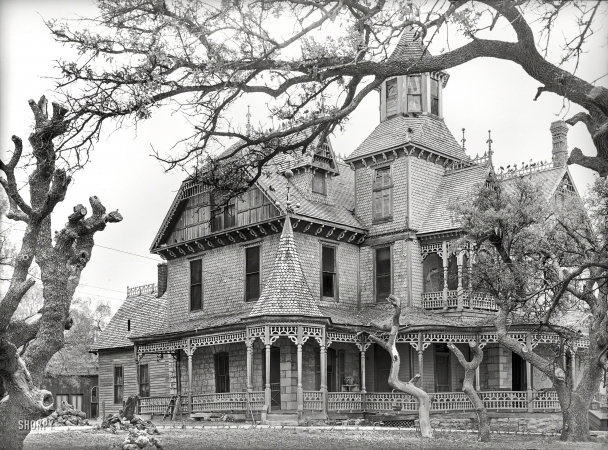 Photo showing: Texas Gothic -- November 1939. Old mansion in Comanche, Texas.