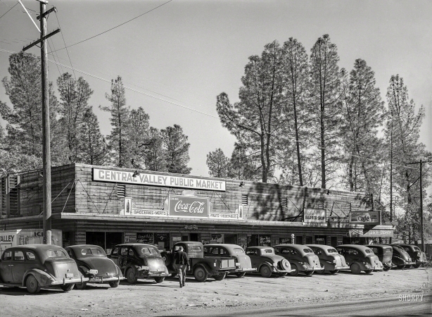 Photo showing: Pop Shop -- November 1940. Shopping centers are springing up at the small towns
near Shasta Dam site. This one was at Central Valley, California.