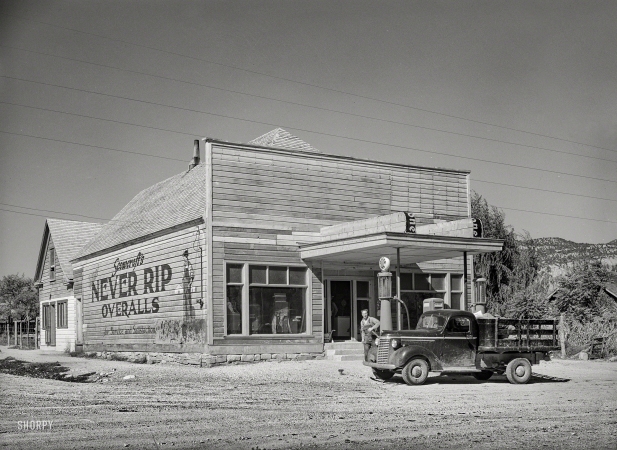 Photo showing: Indian Gas -- November 1940. Main store in Tropic, Utah.