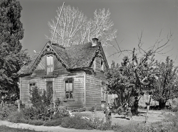 Photo showing: Peewee Playhouse. -- November 1940. Children in yard of Old Mormon house at Tropic, Utah.