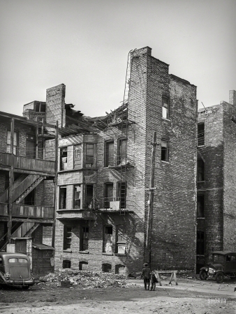 Photo showing: Tin Can Alley -- April 1941. Chicago. Children playing next to condemned
building in the 'black belt,' Negro section on the South Side.