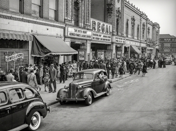 Photo showing: Showtime in Chicago -- April 1941. The movies are popular in the Negro section of Chicago.
Regal Theater and Savoy Ballroom in the Southside neighborhood.