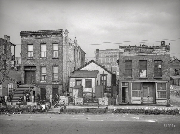 Photo showing: The Cola Garden -- April 1941. Scene in Negro section of Chicago, Illinois.