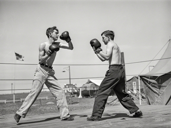 Photo showing: Fight Club -- June 1941. Boxing. Transient workers living at the FSA migratory farm labor camp. Athena, Oregon (mobile unit).