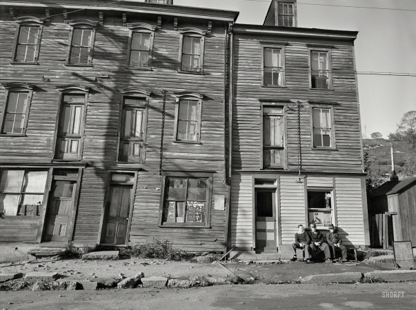 Photo showing: Shenandoah -- Schuylkill County, Pennsylvania, 1938. Shenandoah. House fronts in a mining town.