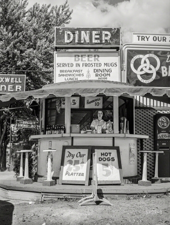 Photo showing: Hamburgs 10 Cents -- June 1940. Diner along U.S. Highway No. 1 near Berwyn, Maryland.