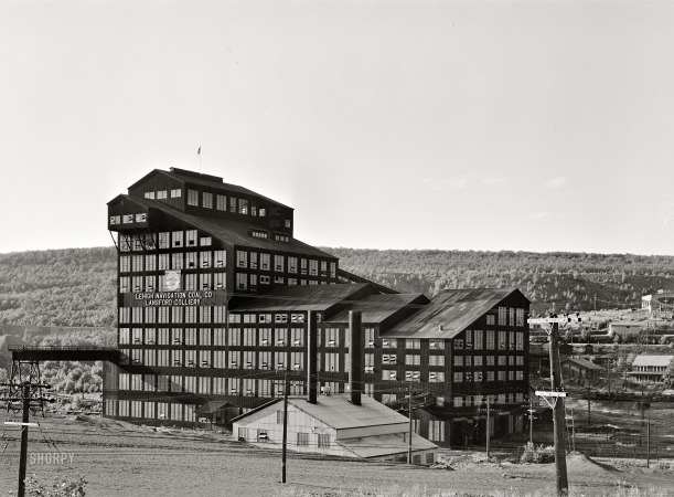 Photo showing: Old Coal King -- August 1940. Carbon County, Pennsylvania. Houses and colliery from a street in Lansford.