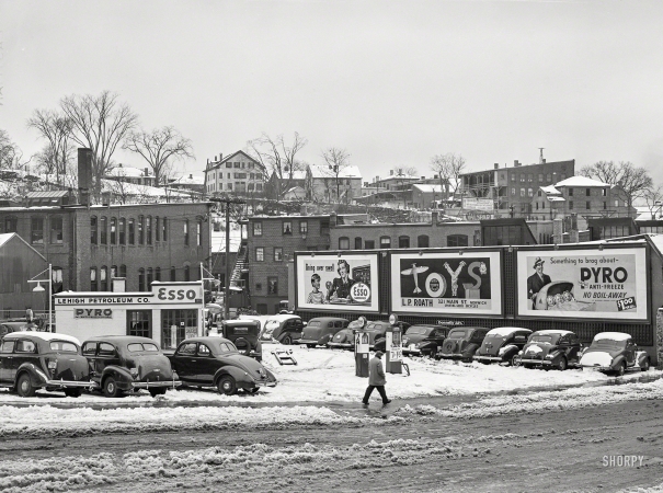 Photo showing: Esso in the Snow -- November 1940. After a snowstorm in Norwich, Connecticut.
