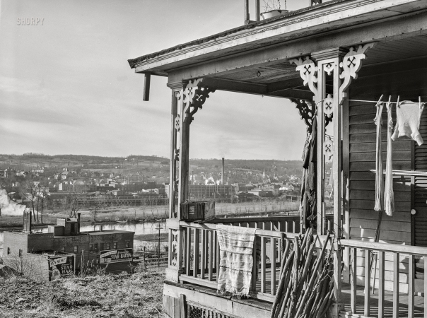 Photo showing: Derby From Ansonia -- November 1940. View of Derby, Connecticut, from the Ansonia side of the Naugatuck River.