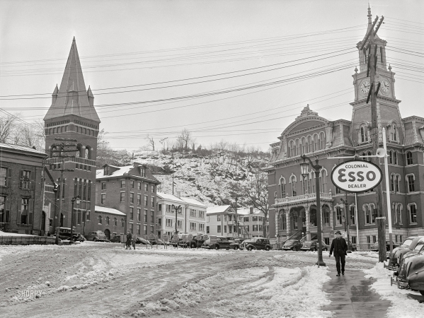 Photo showing: Colonial Esso -- November 1940. City Hall after a snowstorm in Norwich, Connecticut.
