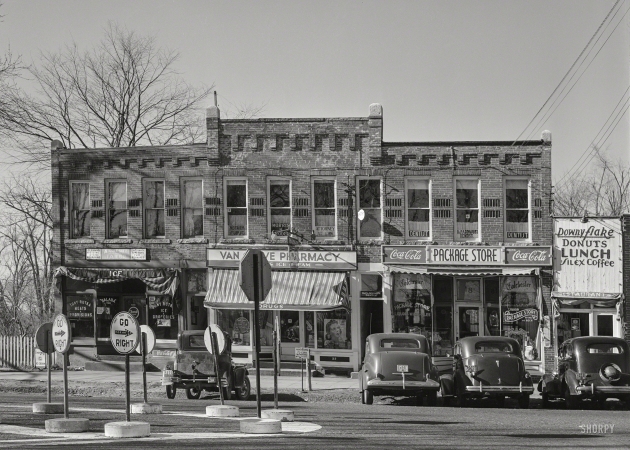 Photo showing: Go Right -- November 1940. The main square in Colchester, Connecticut.