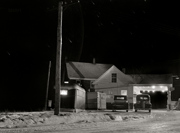 Photo showing: Starry Starry Night -- December 1940. Trailer parked near service station. Bath, Maine.
