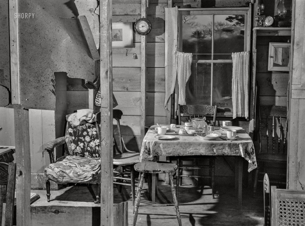 Photo showing: Cozy Kitchen -- December 1940. Bath, Maine. Inside the home of Ralph Hart, a worker at the shipyards.