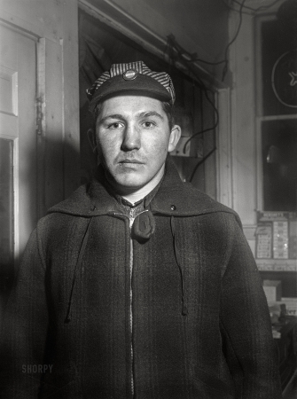 Photo showing: Maine Man -- December 1940. Portrait of a shipyard worker. Bath, Maine.