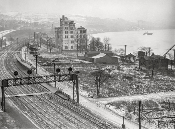 Photo showing: Rust Belt Riviera -- January 1941. A section of Rochester, Pennsylvania, on the Ohio River.