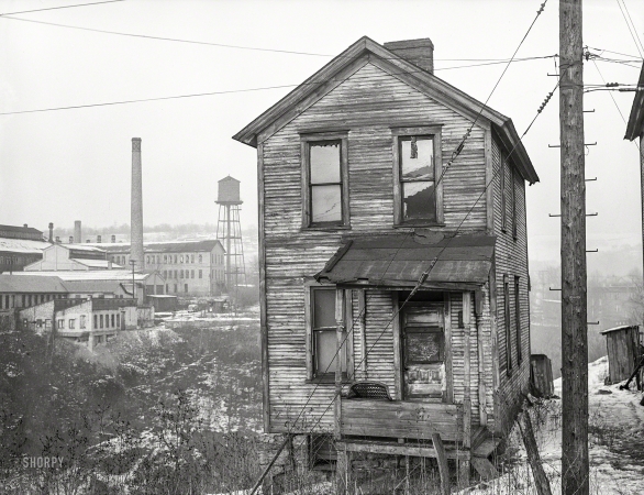 Photo showing: Glass House. -- January 1941. One of the houses in the Negro quarter of
Rochester, Pennsylvania. Abandoned glass works in background.