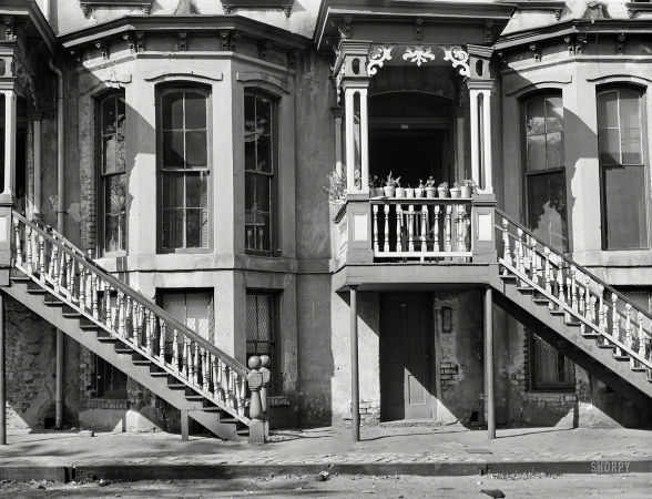 Photo showing: Charlton Street -- April 1941. Row of houses on East Charlton Street, Savannah, Georgia.