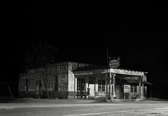 Photo showing: Deans Garage -- April 1941. Gas station in Franklin, nine o'clock in the evening. Heard County, Georgia.