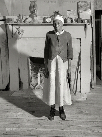 Photo showing: Fanny Parrott -- May 1941. Mrs. Fanny Parrott, wife of former slave near Siloam, Greene County, Georgia.