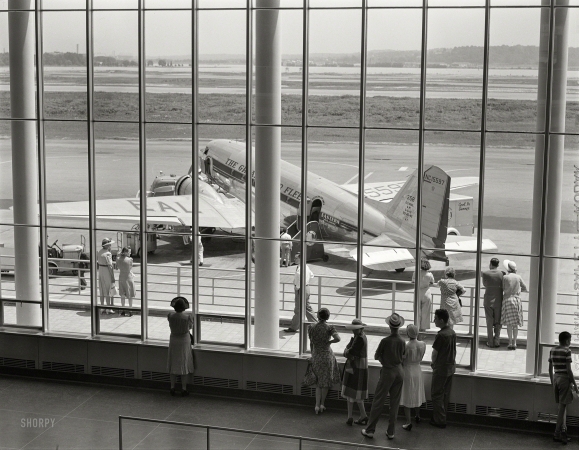 Photo showing: Airport 1941 -- July 1941. Observation deck and airliner on the field seen through the
window of the waiting room. Municipal (National) airport, Washington, D.C.