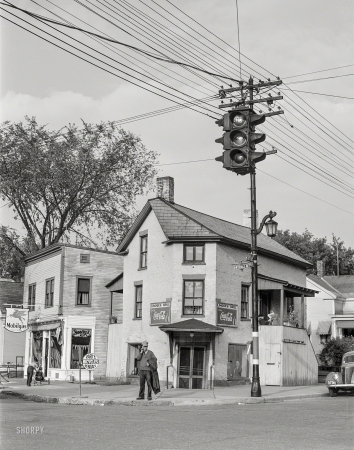 Photo showing: Stoplight in Vermont -- August 1941. A street corner in Burlington, Vermont.
