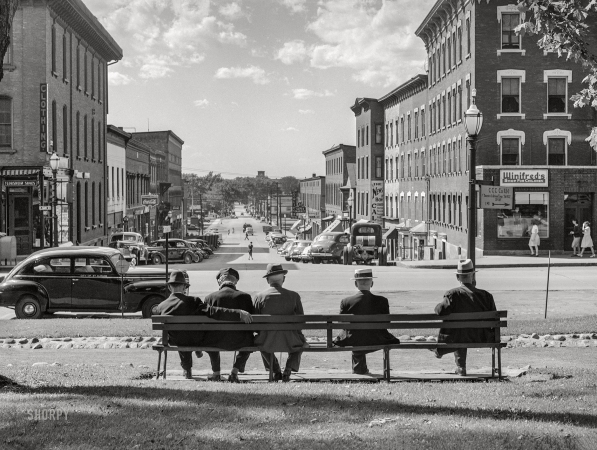 Photo showing: Sunlight in Vermont -- August 1941. Small-town scenes in Vermont. In the square, facing the main street in St. Albans.