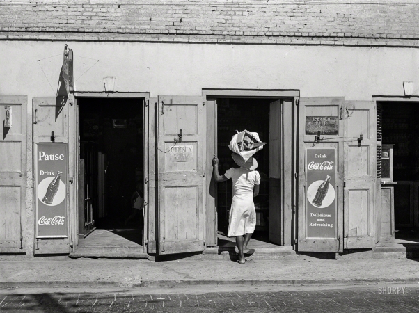 Photo showing: Curiosity Shop -- December 1941. Charlotte Amalie, Saint Thomas, Virgin Islands. Along the main street.