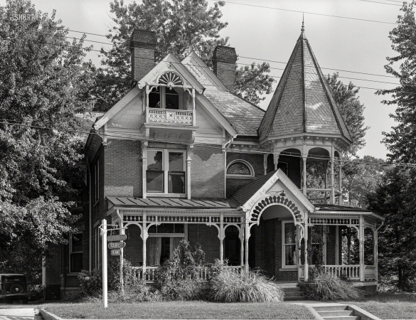 Photo showing: Glenshaw Tourist Home -- September 1938. Old private house, now a tourist home. Buckhannon, West Virginia.