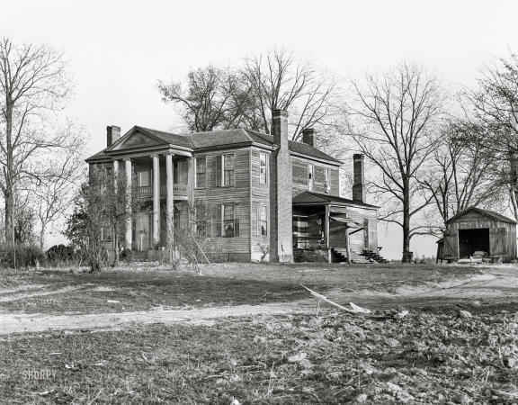 Photo showing: Spooky Chateau -- April 1939. Old plantation home. Greene County, Georgia.