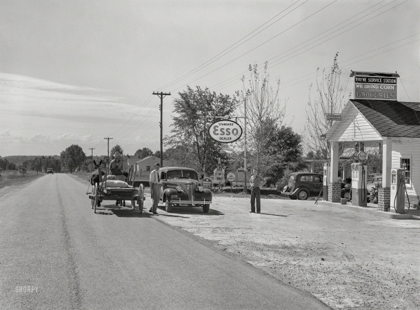 Photo showing: Payne Service -- September 1939. Combination filling station, garage, blacksmith shop
and grocery store. R.F.D. Danville, Pittsylvania County, Virginia.