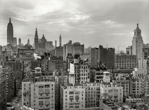 Photo showing: Gray Gotham -- September 1939. A grey day in New York City, looking northeast from University Place.